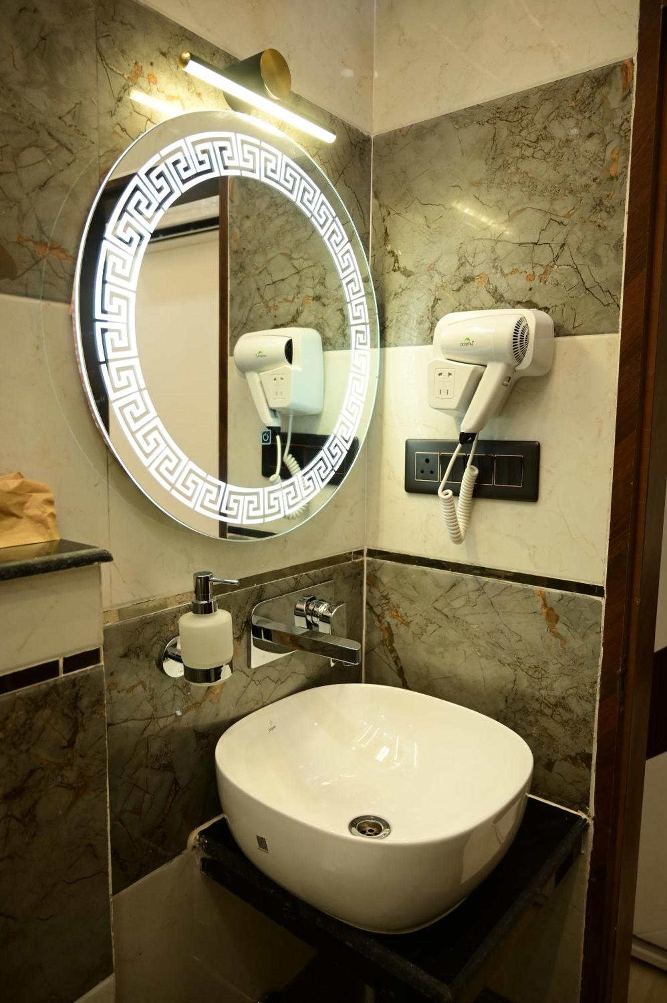 Hotel Vedic Inn Faizābād Bagian luar foto